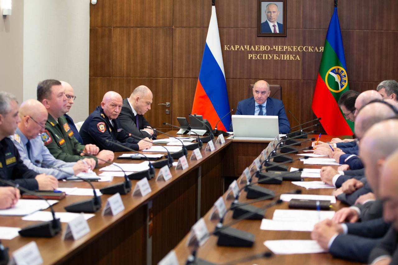 Глава КЧР Рашид Темрезов провел совещание по вопросу реализаций поручений Президента РФ Владимира Путина.